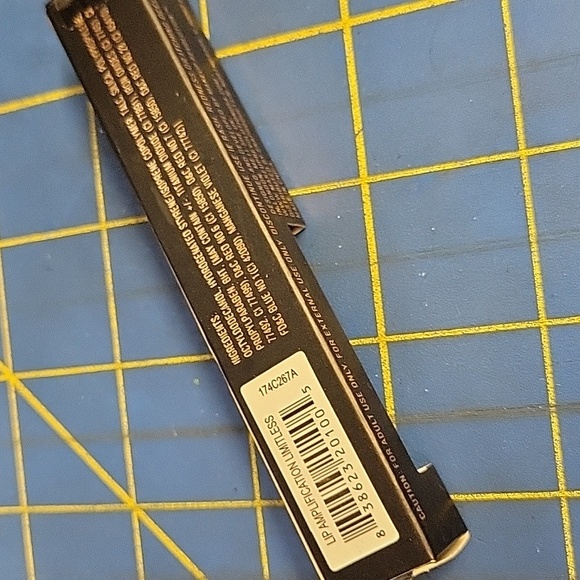 Revolution Lip Amplification in Black Gray Limitless New In Box 7ml - Picture 2 of 2